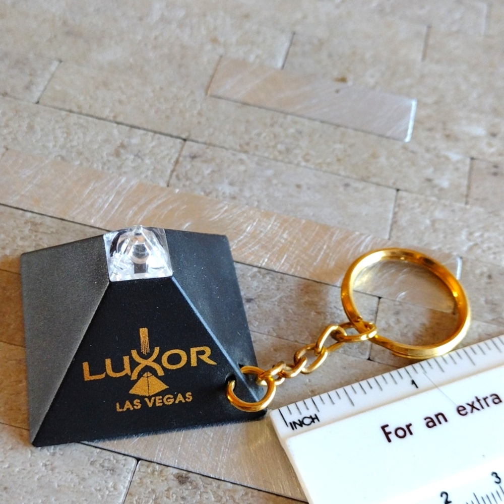 Luxor Las Vegas Light Up Pyramid Keyring Rare - Picture 4 of 6